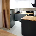 Appartement Falcon 6 Metro Sgh Varsovie